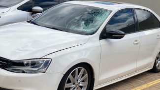 Jetta envolvido em atropelamento de homem que foi largado pelado na rua é apreendido pela PM Jetta envolvido em atropelamento de homem que foi largado pelado na rua é apreendido pela PM