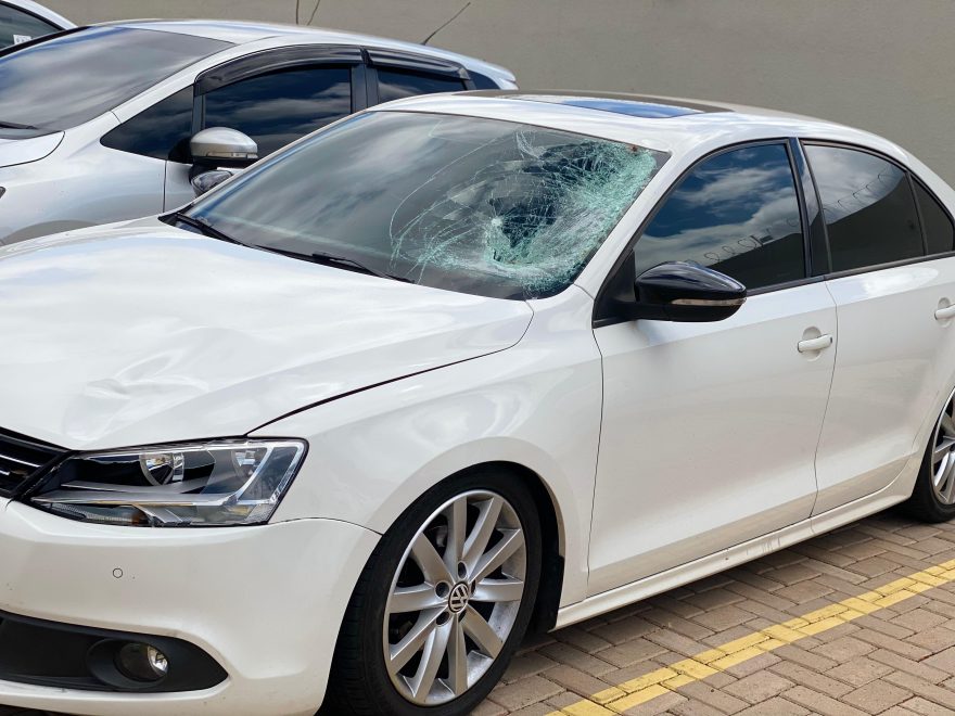 Jetta envolvido em atropelamento de homem que foi largado pelado na rua é apreendido pela PM