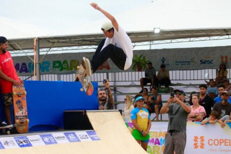 Imagem referente a Veranistas do Litoral curtem manobras radicais de campeões nacionais do skate