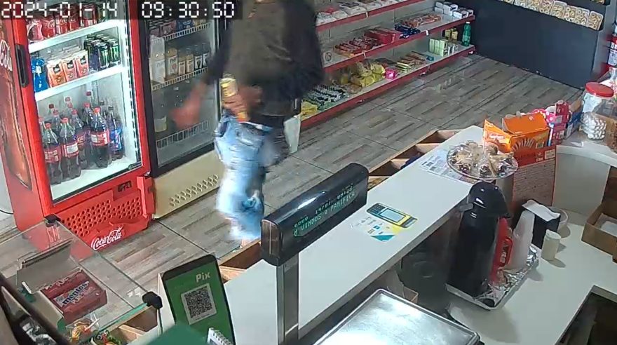 Indivíduo consome em estabelecimento comercial e sai sem pagar no Santa Cruz