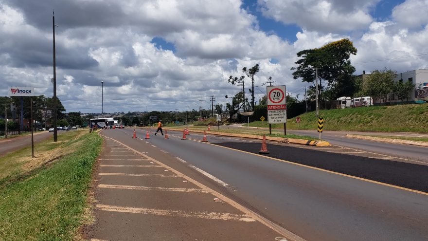 Obras de recapeamento asfáltico deixam trânsito lento na BR-277, em Cascavel