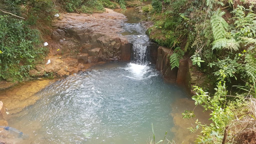 Bombeiros são acionados para resgatar criança de 12 anos que caiu de cabeça em cachoeira no Santa Cruz