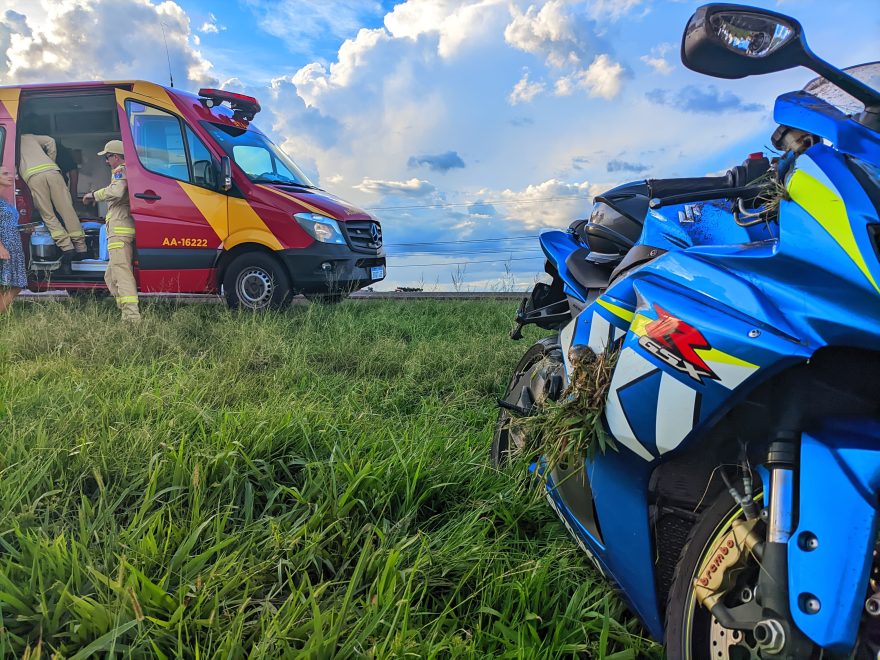 Batida entre carro e moto na BR-277 deixa homem ferido
