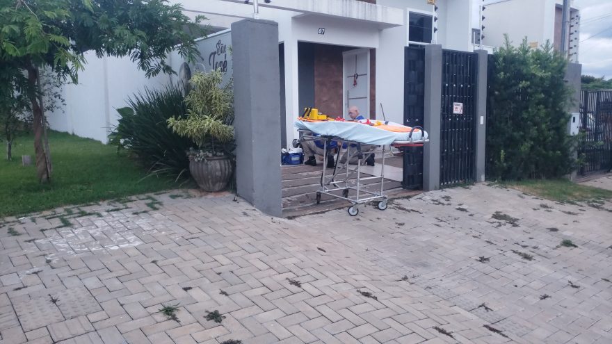 Mulher é socorrida pelo Siate após escorregar dentro de casa no Morumbi