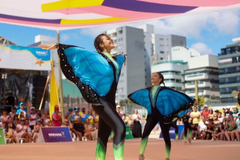 Atletas de ginástica rítmica colorem areias do Litoral em apresentação da modalidade