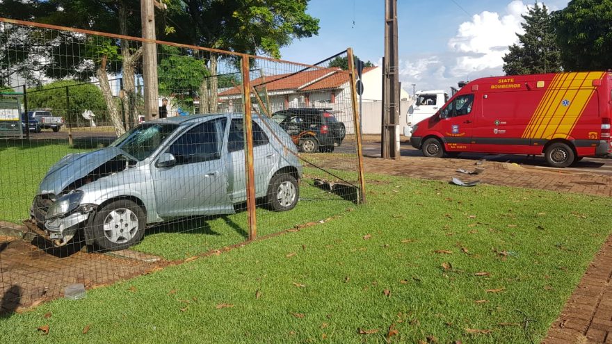 Carro invade Conselho Regional de Medicina após acidente
