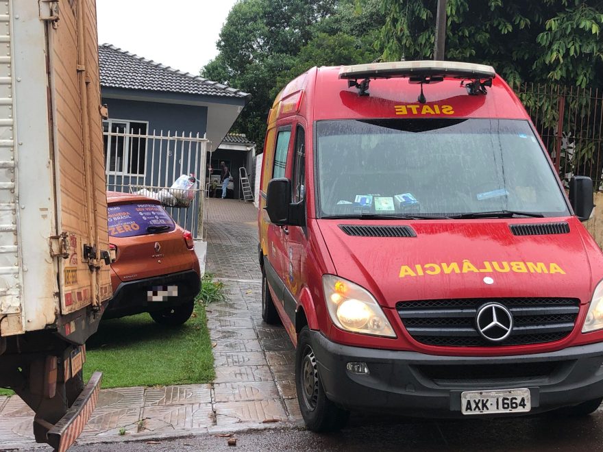 Morador cai da escada enquanto fazia reparos na calha de residência
