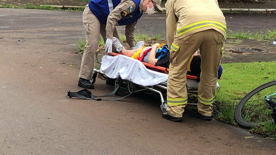 Ciclista fica ferida ao tentar desviar de cachorro e sofrer queda