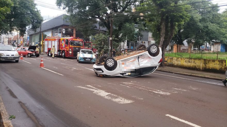 Ford Ka capota após colisão com Fiesta na Rua Erechim