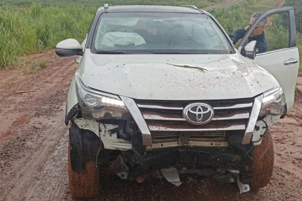 Após não cumprir ordem de parada condutor de Hilux cai em ribanceira