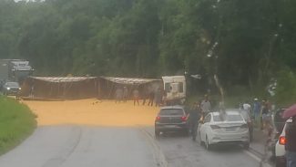 Carreta tomba após acidente e interdita BR-277 em Guaraniaçu