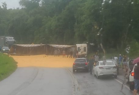 Carreta tomba após acidente e interdita BR-277 em Guaraniaçu Imagem referente a Carreta tomba após acidente e interdita BR-277 em Guaraniaçu