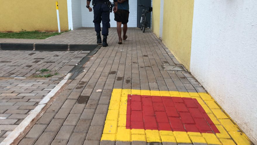 Homem é preso após quebrar vidro de veículo e furtar pertences