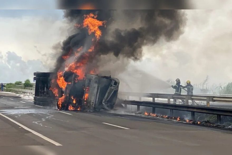 Homem morre após carreta tombar e pegar fogo em Apucarana