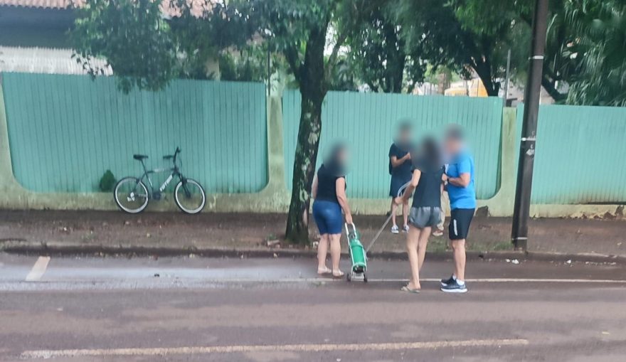 Populares salvam mulher com problemas pulmonares em meio ao trânsito