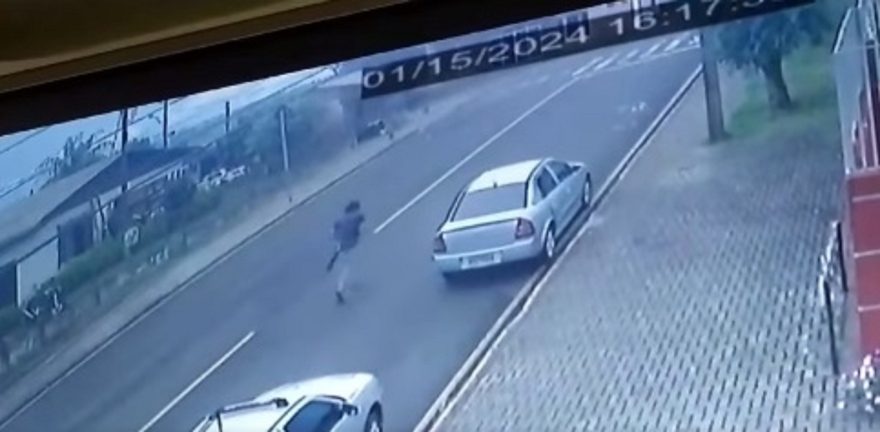 Assalto cinematográfico: câmera mostra ladrão com espingarda em fuga após assalto a Sicredi
