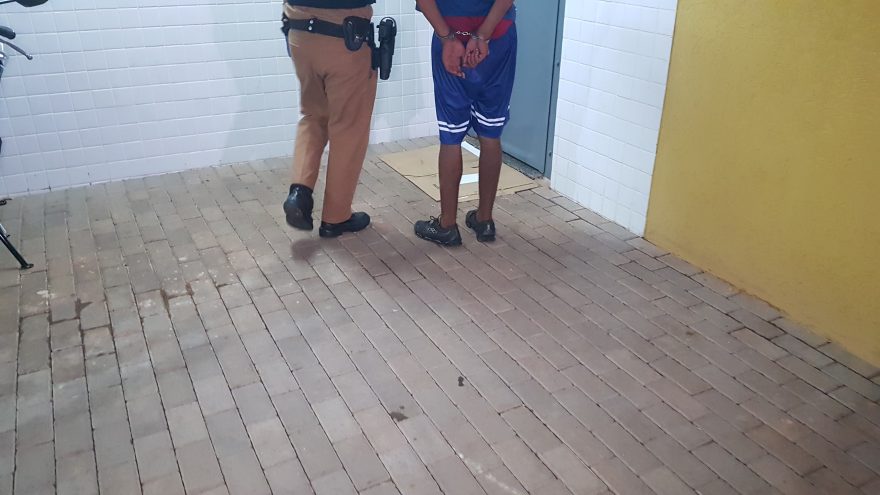 Homem é preso após furtar farmácia e ameaçar funcionárias de violência sexual