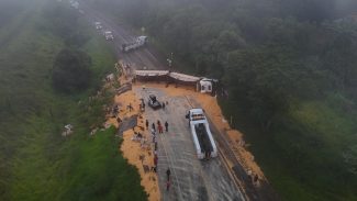 Pista é liberada em Guaraniaçu após acidente entre caminhonete de Cascavel e caminhão Pista é liberada em Guaraniaçu após acidente entre caminhonete de Cascavel e caminhão