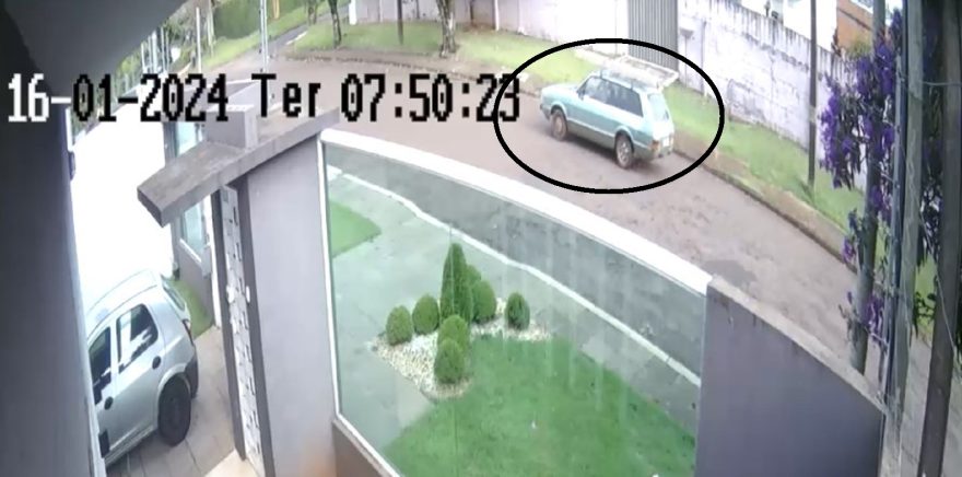 Câmera flagra veículo fugindo logo após provocar acidente no Maria Luiza