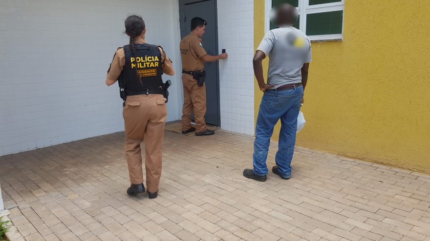 Homem agride colega de trabalho após ser vítima de injúria racial