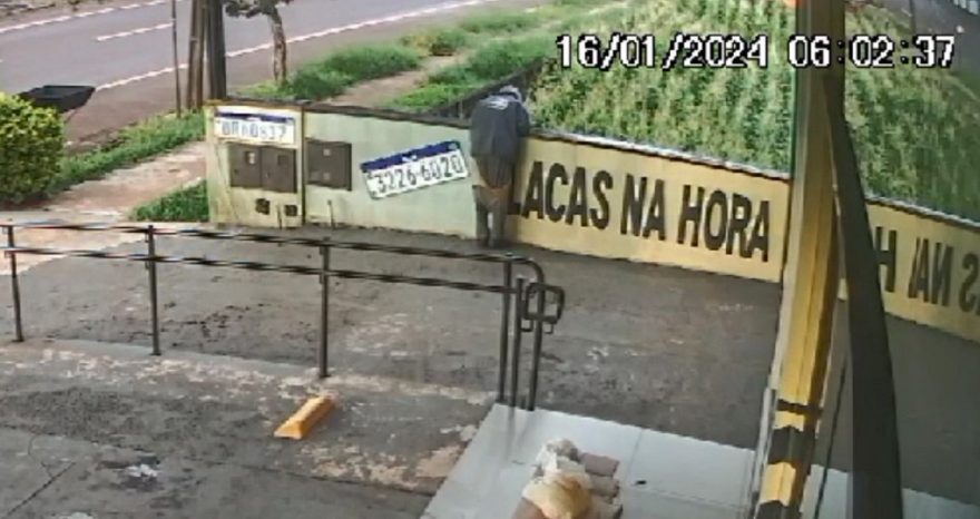 Câmera flagra vandalismo no Santo Onofre