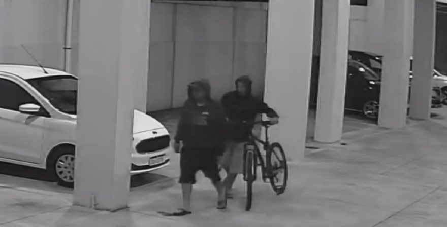 Ladrões furtam bicicleta em condomínio no Santo Inácio