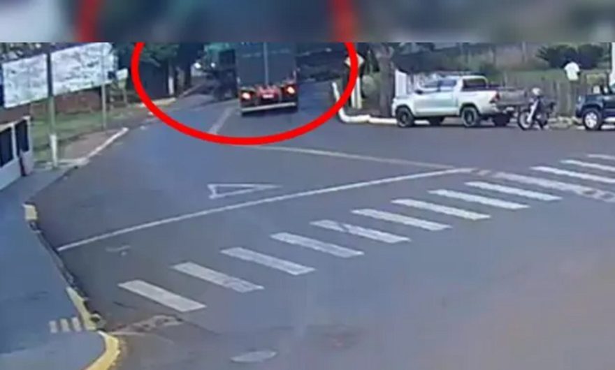 Chocante! imagens mostram momento em que carreta é atingida por trem em Jandaia do Sul