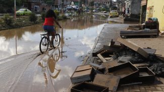 Entenda a relação de racismo ambiental e enchentes no Rio de Janeiro