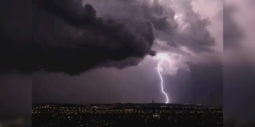 Temporal, raios e ventania: Defesa Civil aponta perigo na região oeste do Paraná