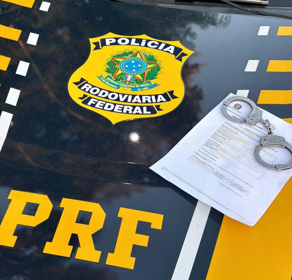Com mandado de prisão em aberto, homem abandona carro com os filhos para tentar fugir da PRF