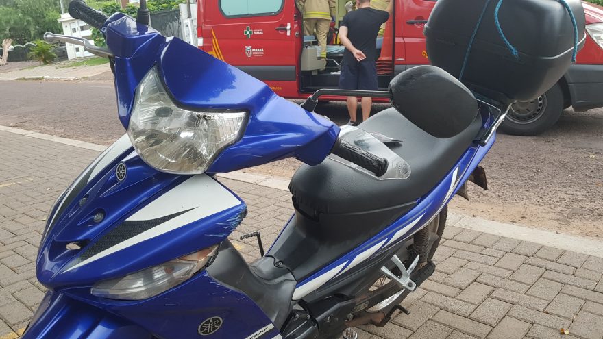 Cão atravessa frente de motocicleta e mulher de 62 anos fica ferida no Nova Cidade