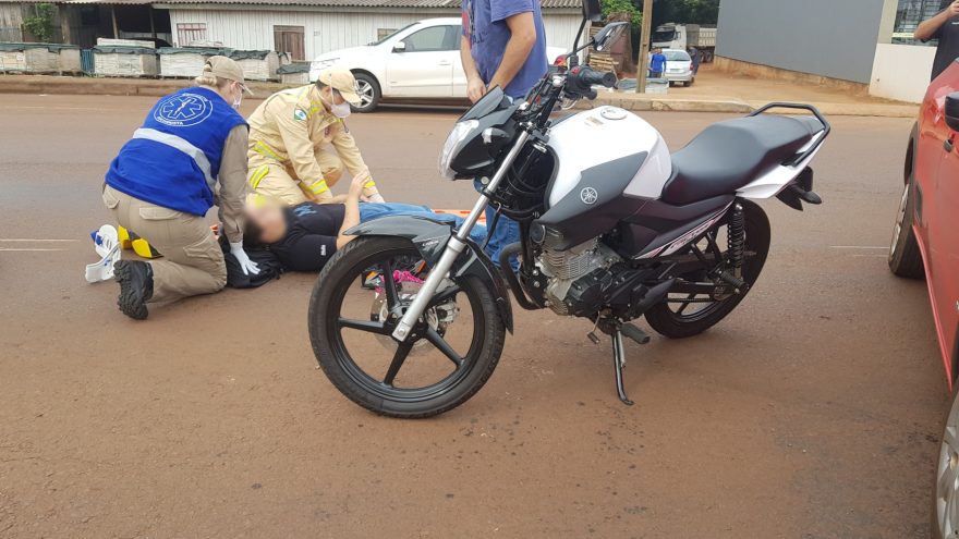 Motociclista fica ferida após acidente com Saveiro na Av. Barão do Rio Branco