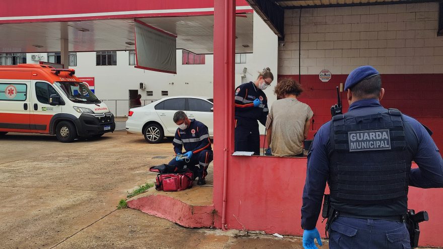 Guarda Municipal presta apoio ao Samu durante internamento compulsório de morador de rua