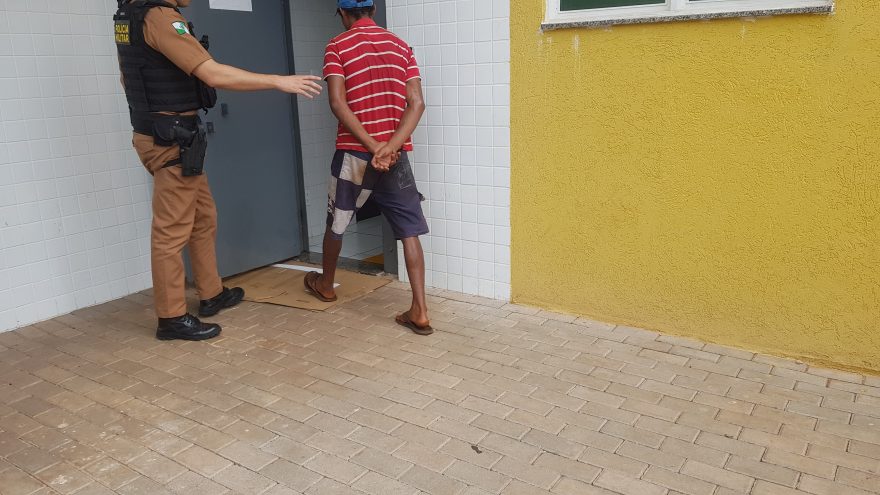 Com mandado de prisão em aberto por furto, homem é preso pela PM