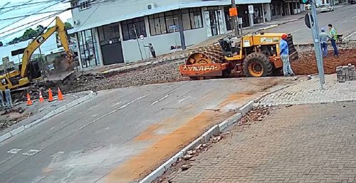 Av. Barão do Cerro Azul e Rua São Paulo estão fechadas para obras nas proximidades da Av. Carlos Gomes Imagem referente a Av. Barão do Cerro Azul e Rua São Paulo estão fechadas para obras nas proximidades da Av. Carlos Gomes