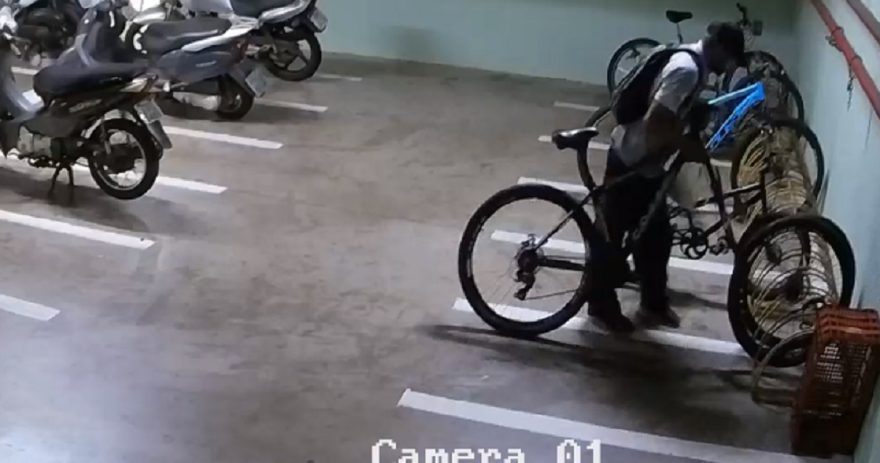 Cara de pau! Ladrão é flagrado furtando bicicleta em estacionamento de supermercado