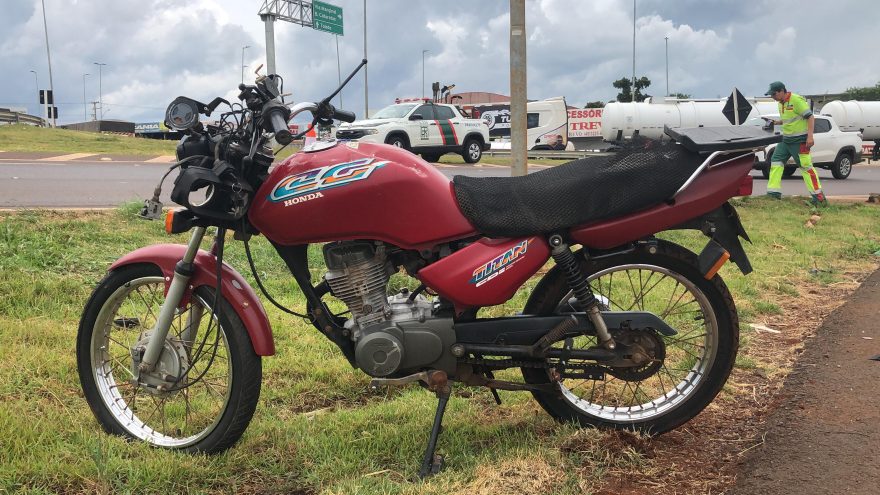 Motociclista fica ferido em acidente no Trevo Cataratas