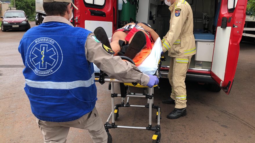 Passageira de corrida por aplicativo fica ferida ao carro ser atingido por caminhão
