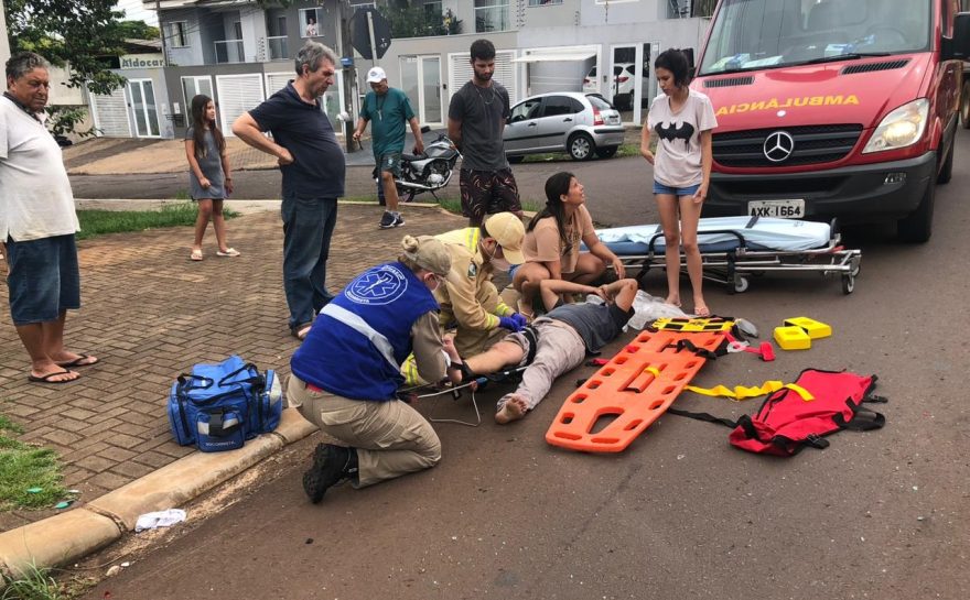 Motociclista quebra a perna em grave acidente na rua Pedro Baú