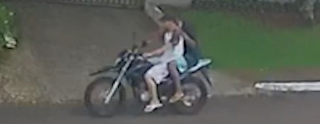 Imagens mostram suspeitos trafegando com moto furtada no Universitário