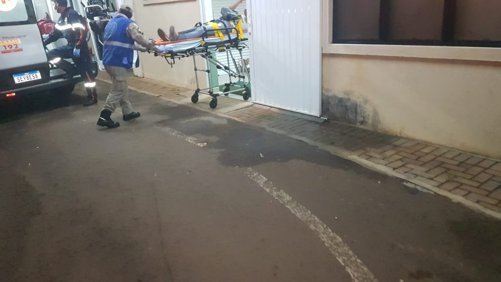 Mulher fere a cabeça ao cair na rua no bairro Floresta