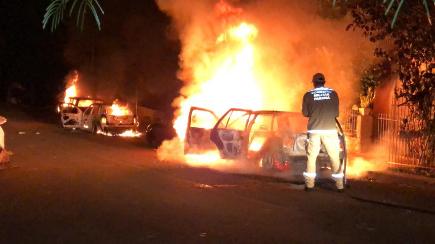 Crime: quatro carros são incendiados e um homem é baleado por calibre 12 no Conjunto Melissa