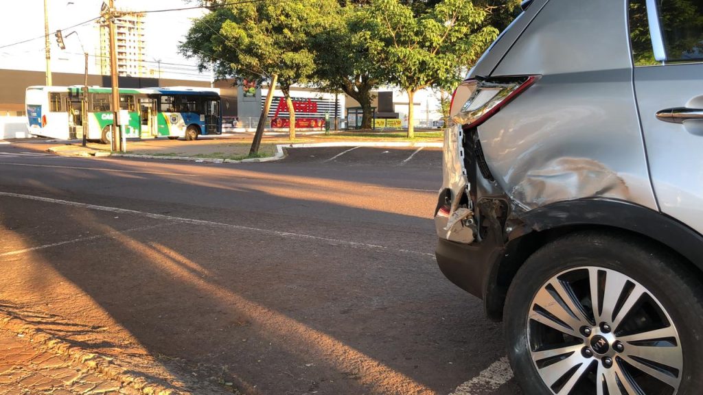 “Busão” e Sportage colidem em cruzamento com semáforo