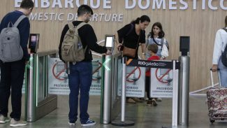 Revista em aeroportos constrage pessoas com deficiência