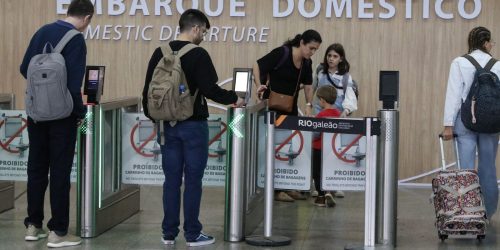 Imagem referente a Revista em aeroportos constrage pessoas com deficiência