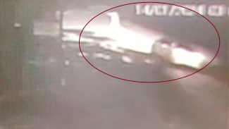 Câmera flagra momento que homem é violentamente atropelado no Santa Felicidade Câmera flagra momento que homem é violentamente atropelado no Santa Felicidade