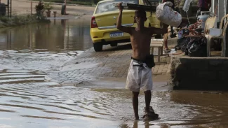 Drenagem inoperante retarda escoamento de águas na Baixada Fluminense