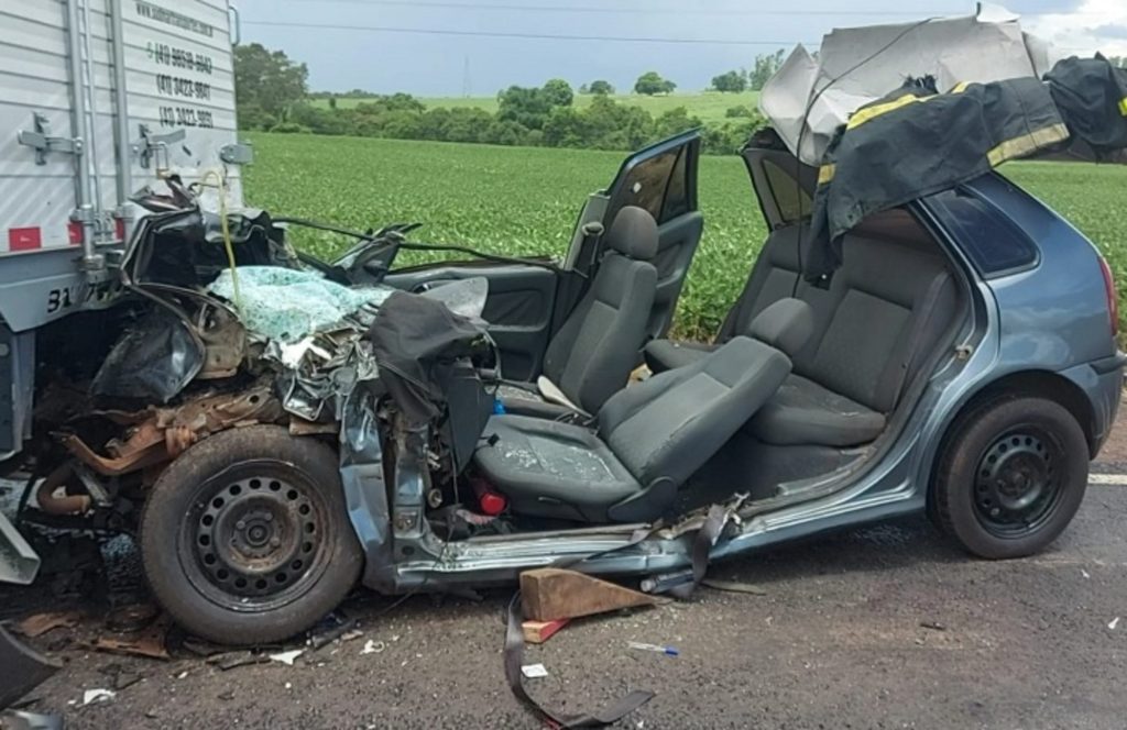 Acidente na PR-323: Motorista de Gol é retirado das ferragens e levado de helicóptero para o hospital