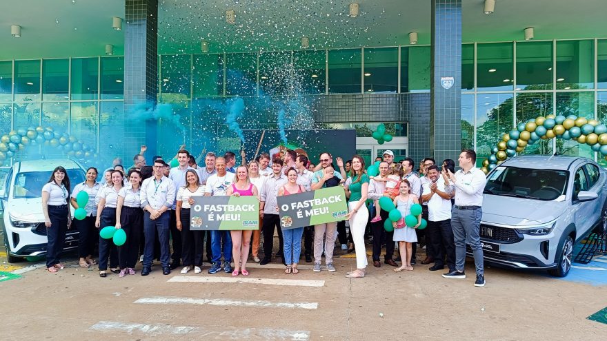 Irani entrega dois veículos Fiat Fastback em campanha gigantesca