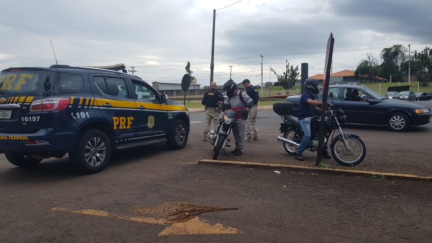 PRF realiza fiscalização de trânsito no Trevo da Portal